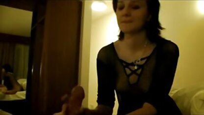A mãe do Busty filmou num video caseiro brasileiro sexo bar e plantou