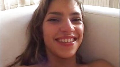 Rapariga loira filmes de sexo brasileiro caseiro naturalista em frente à webcam em Hidden Beach