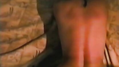 A mulher do sexo suja chupa a pila videos caseiros eroticos brasileiros do marido enquanto monta a pila do amante