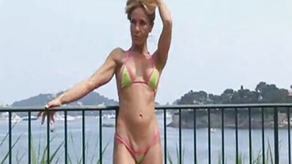 A Bridgette Bi videos caseiros de sexo brasileiro arruinou-lhe o recto com uma pila gigante na piscina.